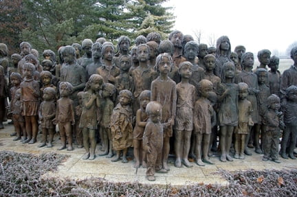 Памятник расстрелянным в 1942 году нацистами детям в городе Лидице, Чехия