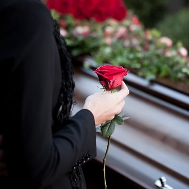 Frau auf Beerdigung mit Sarg