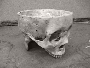 Одна из чаш, сделанная из черепа